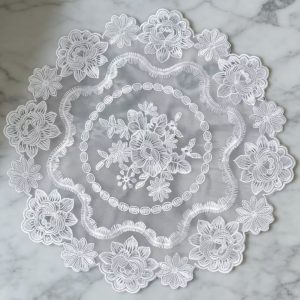 40cm ホワイトレース刺繍ランチョンマット
