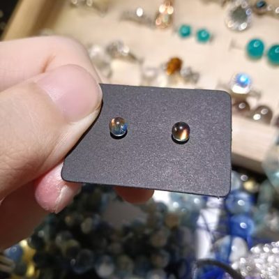 マダガスカル産レインボームーンストーンピアス