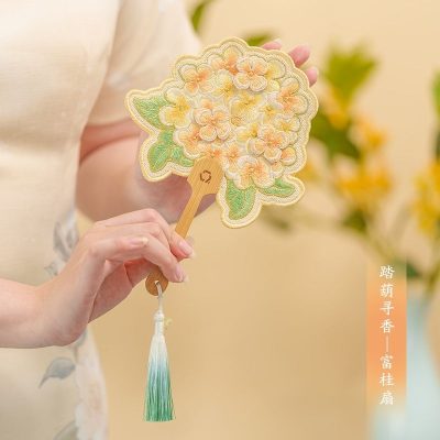 手刺繍のミニ団扇 ~夏のロマンを閉じ込めて~