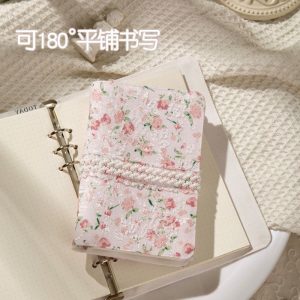 布製のカバーに可愛らしい花柄とレースリボンをあしらった手帳