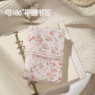布製のカバーに可愛らしい花柄とレースリボンをあしらった手帳