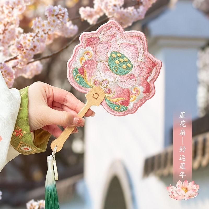 手刺繍のミニ団扇 ~夏のロマンを閉じ込めて~ - 画像 (7)