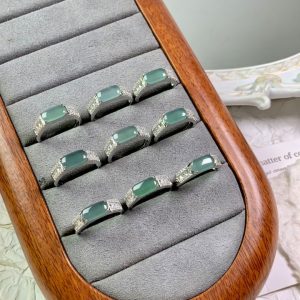 天然翡翠 サンドルカット形