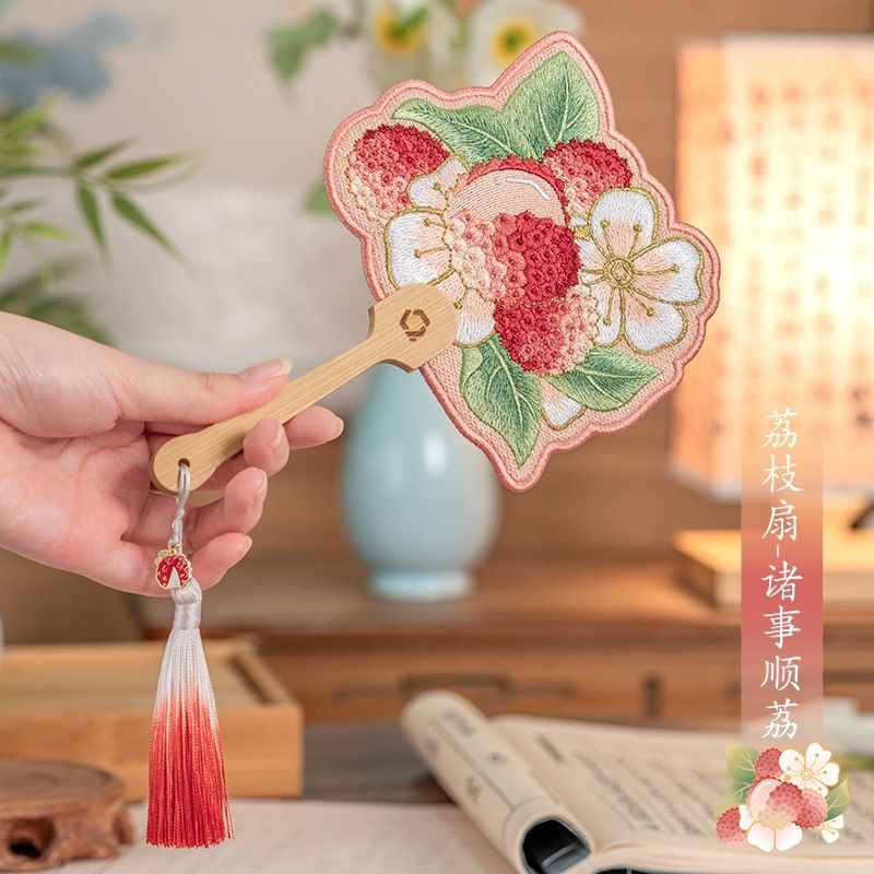 手刺繍のミニ団扇 ~夏のロマンを閉じ込めて~ - 画像 (4)