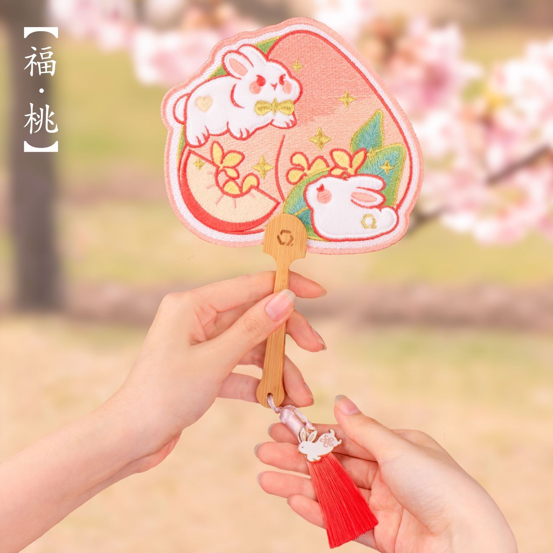手刺繍のミニ団扇 ~夏のロマンを閉じ込めて~ - 画像 (2)