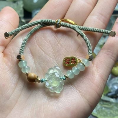 天然氷種透明岫玉の蓮華彫刻パーツ 穴あり